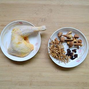 虫草花姬松茸炖鸡汤,准备好所有材料。