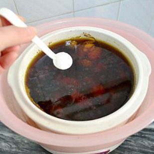 虫草花姬松茸炖鸡汤,炖好后的汤用勺子勺掉表面多余的油份，再调入适量的盐，搅拌均匀即可。