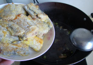 双椒烧带鱼,放入煎好的鱼和香菜根，开锅转小火盖盖烧10分钟