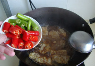 双椒烧带鱼,改大火，放入辣椒，收浓汁，撒上香葱和蒜末，出香味后关火，撒香菜