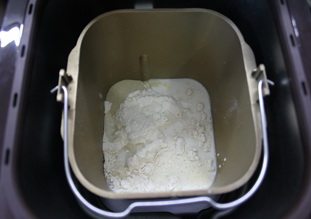 香肠面包卷,首先把种面团的材料放入面包机。