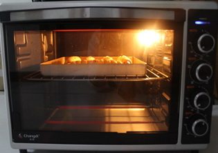 香肠面包卷,放入预热200度的烤箱,18分钟左右，上色即可。