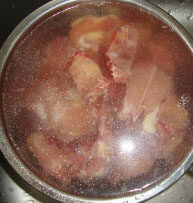 鸡架土豆炖粉条,鸡架用水泡几个小时去血水，粉条泡软