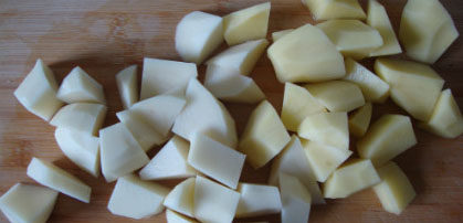 鸡架土豆炖粉条,土豆，葱姜改刀