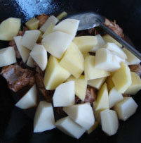 鸡架土豆炖粉条,加老抽、酱油炒上色，放入土豆，加开水烧开去沫