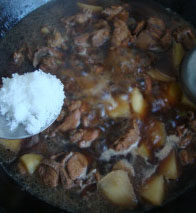 鸡架土豆炖粉条,转小火炖至土豆能插进筷子，加糖、盐、鸡精，再炖一会儿至土豆完全软烂