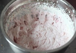 树莓巧克力蛋糕,把树莓和淡奶油混合均匀，呈现漂亮的粉色。