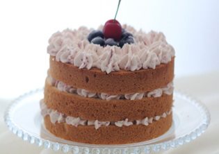 树莓巧克力蛋糕,表面也用淡奶油挤花，摆上蓝莓装饰即可。