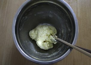 黑芝麻麻薯 ,除了黄油以外所有材料混合揉匀，揉到无干粉状态。