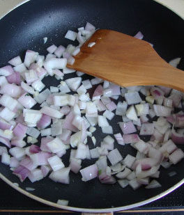 香煎菠菜鱿鱼 ,抹上盐、胡椒粉、橄榄油