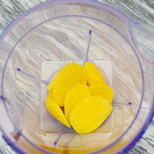 法式芒果软糖,新鲜芒果洗净去皮去壳，放入搅拌机搅拌成泥后倒出备用。