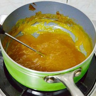 法式芒果软糖,中途用木勺搅拌锅底，继续小火熬煮果泥至107度，一直小火慢慢煮，搅拌好，以防粘底，能到107度的，大家给点耐性煮哈！