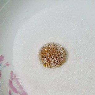 法式芒果软糖,把脱好模的软糖，在细砂糖中滚一下，使之表面沾满糖即可。