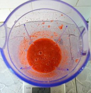 法式草莓软糖,<a style='color:red;display:inline-block;' href='/shicai/ 109017'>新鲜草莓</a>洗净，放入搅拌机搅拌成泥后倒出备用。