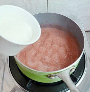 法式草莓软糖,一直小火熬煮果泥至接近沸腾，锅的四边出小泡泡时，往里加入剩余的80克白糖和水饴，轻搅均匀。
