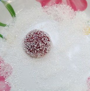 法式草莓软糖,把脱好模的软糖，在砂糖中滚一下，使之表面沾满糖即可。