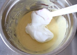 蓝莓酸奶蛋糕,把三分之一的蛋清放入蛋黄糊里，搅拌均匀。