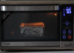 蓝莓酸奶蛋糕,放入预热150度的烤箱水浴法1个小时，在闷半个小时出炉。