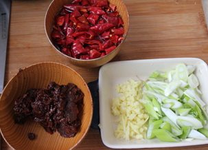 麻辣烤鱼,准备好郫县豆瓣，姜切末，葱切葱花，把干辣椒泡水里面。