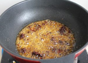 麻辣烤鱼,放入郫县豆瓣炒出红油。