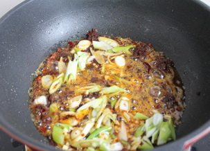 麻辣烤鱼,在放入葱姜，小火慢慢煸炒出香味。
