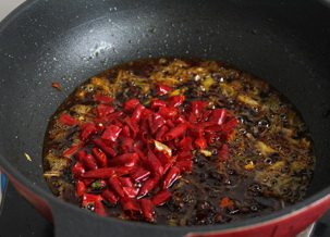 麻辣烤鱼,在放入红辣椒，把红辣椒炒硬变脆。