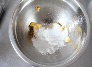 杏仁饼干 ,加入糖粉，搅拌均匀，打至黄油顺滑
