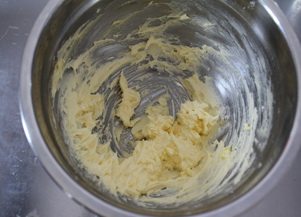 杏仁饼干 ,搅拌至鸡蛋液和香草精和黄油充分融合吸收