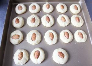 杏仁饼干 ,把面粉和黄油揉匀，分成小份，做成小饼状，然后放上一颗大杏仁，按进去再面团里