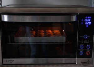 杏仁饼干 ,放入预热好160度的烤箱中层，开启热风功能20分钟，表面上色即可
