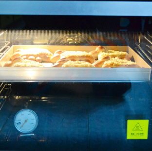 喜羊羊面包,烤箱180度预热，用烤网，放中上层，上下火烤12-15分钟至面包表面金黄上色即可。