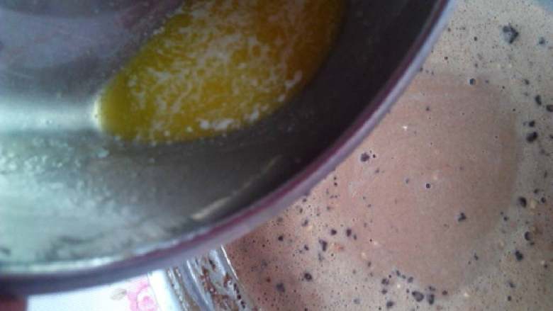 可可粉鲷鱼烧,最后倒入融化的黄油，搅拌均匀。