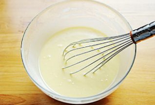 贝壳小蛋糕 ,融化的黄油分5次加到面糊中，每次加都要充分搅至融合（依然无规则搅拌）