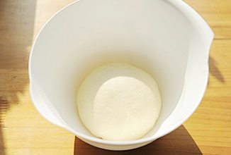 奶酪包,主面团中除黄油以外所有材料揉成能拉出厚膜的面团，加入黄油后继续揉，直至能拉出薄薄的膜且面团表面光滑；