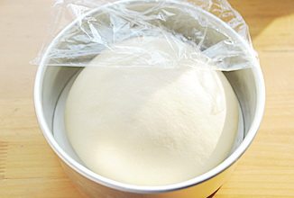 奶酪包,盖保鲜膜室温发酵至原来的1.5-2倍大；
