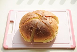 奶酪包,面包晾凉后切成4-6块；