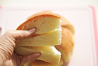 奶酪包,每块的中间切两刀，片成相连的三片；