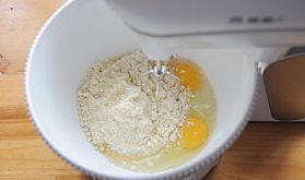 杏仁蛋糕,材料A中全蛋、蛋黄、杏仁粉、细砂糖放入盆中；