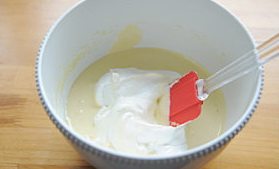 杏仁蛋糕,取1/3蛋白霜加到蛋黄糊中，戚风蛋糕混合面糊的方式将其充分混合均匀；