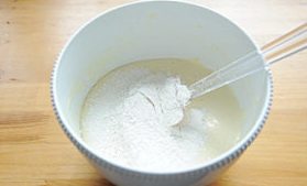 杏仁蛋糕,材料C中的低筋面粉和高筋面粉混合均匀，筛到蛋黄糊中；