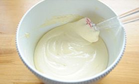 杏仁蛋糕,用海绵蛋糕的搅拌方式将搅拌15-18下，干面粉已经充分融合到蛋糊中；