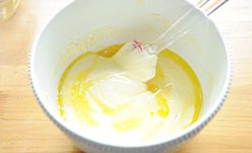 杏仁蛋糕,加入融化的黄油（黄油要提前放凉或是有一点点的温度，切不可过热）；