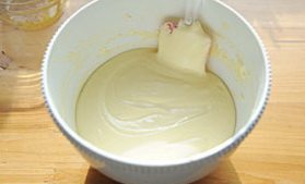 杏仁蛋糕,继续用海绵蛋糕的搅拌方式搅拌10下左右，黄油与面糊已经充分融合在一起就可以停止搅拌了，不可过度搅拌；