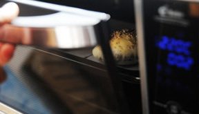 红糖空心烧饼,烤箱预热220℃中层烘烤15分钟，圆饼鼓起即可。