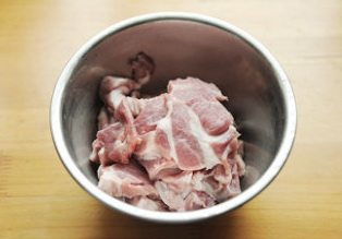慢烤猪肉,猪脊肩肉用水浸泡1小时中途换掉血水，然后捞出控水再切厚片；