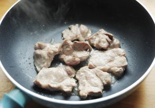 慢烤猪肉,腌好的猪排放入平底不粘锅中煎到两面有焦黄色取出，锁一下水份；