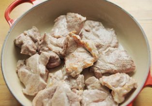 慢烤猪肉,烤盘或烤锅内抹少许油，放入煎好的肉片；