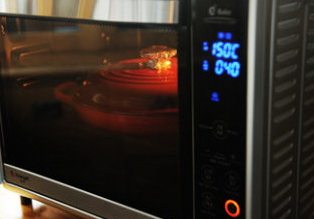 慢烤猪肉,烤箱无需预热，以150℃中下层烘烤40分钟，开盖再烘烤50分钟即可，总共烘烤90分钟。