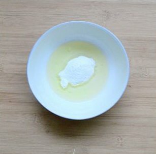 淡奶油蔓越梅蛋糕,鸡蛋将蛋白蛋黄分开装入无水无油的干净容器里，在蛋白里放入剩下的另一半糖粉，打发至可以拉出小弯钩的程度。