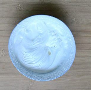 淡奶油蔓越梅蛋糕,淡奶油加入一半的糖粉打到能划出明显纹路的8-9分发。